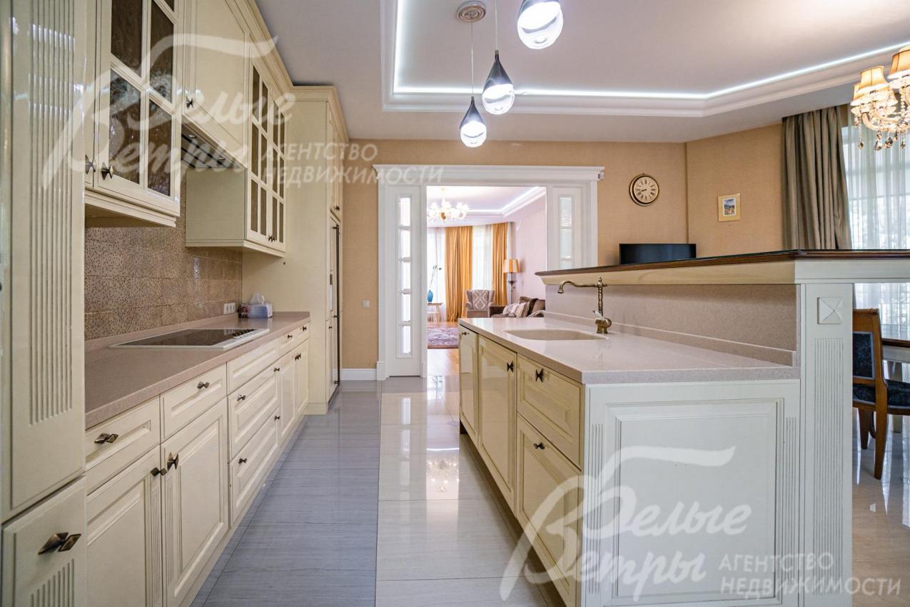 Кухня с островом оснащена всей необходимой встроенной техникой SMEG