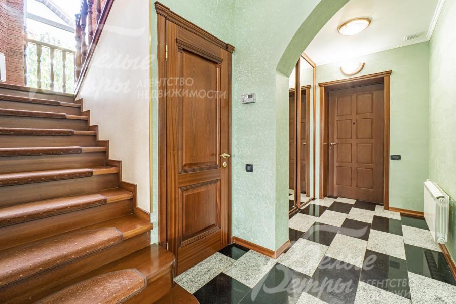 Двери шпонированные дубом в классическом стиле 