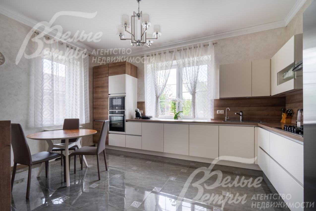 На кухне - гарнитур от Nobilia (Германия), фасады из МДФ двух цветов.