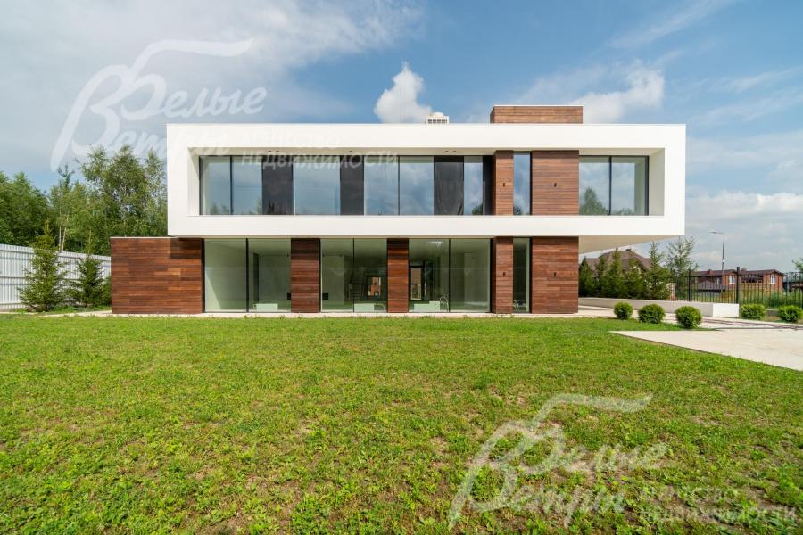 Участок выровнен, его форма - правильный квадрат