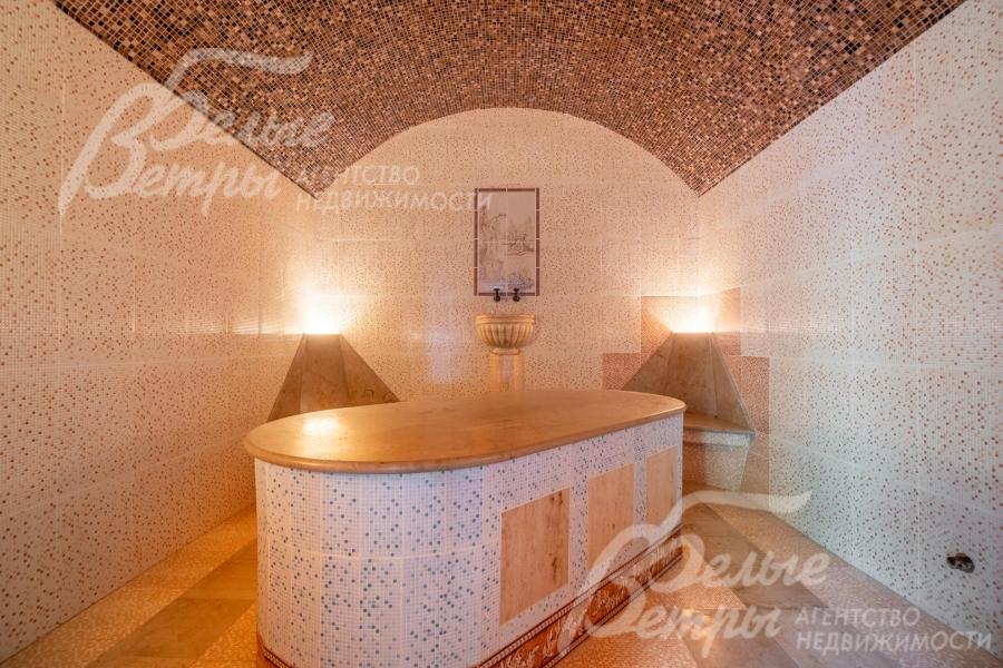 Рядом с зоной бассейна - турецкий хамам с лежаком из нескользящего мрамора и 4-я креслами