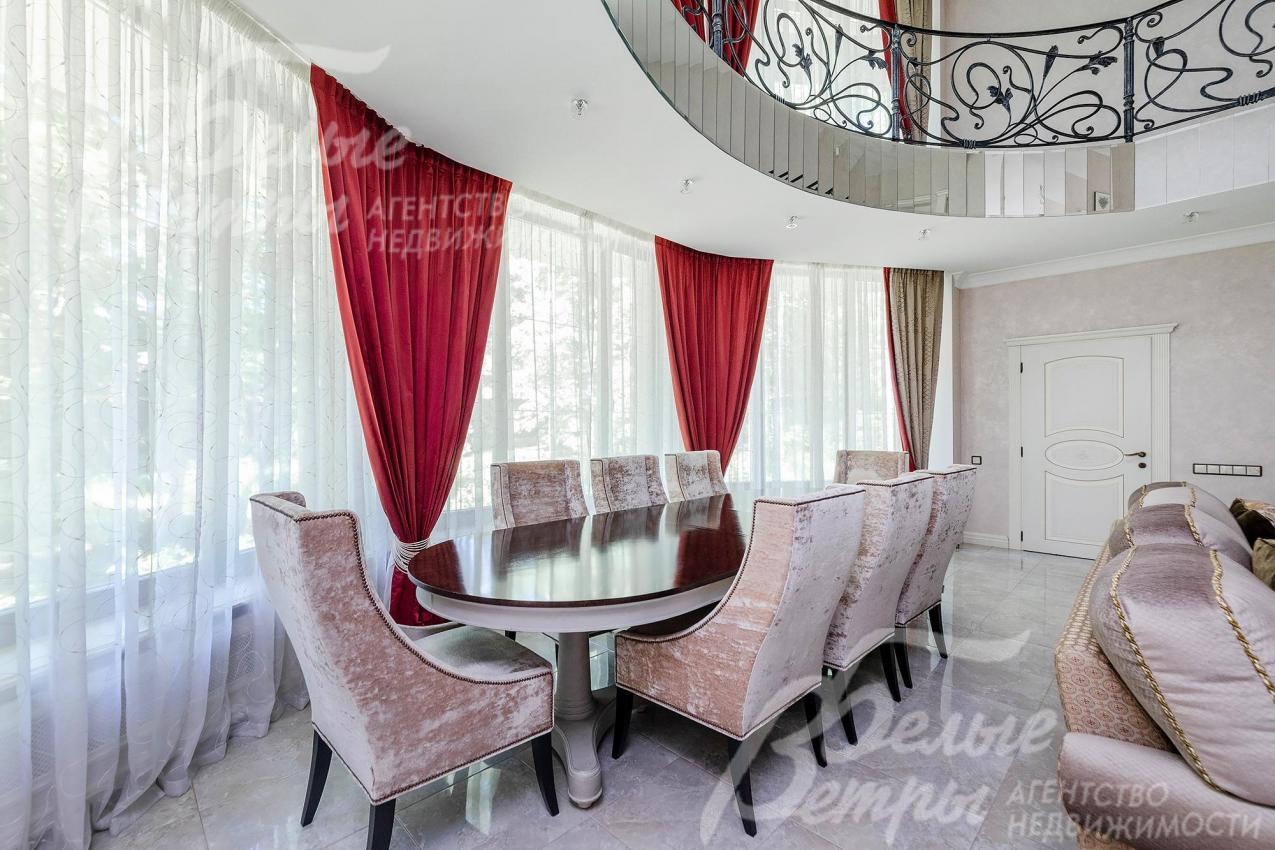 Большая обеденная группа на 8 персон в гостиной