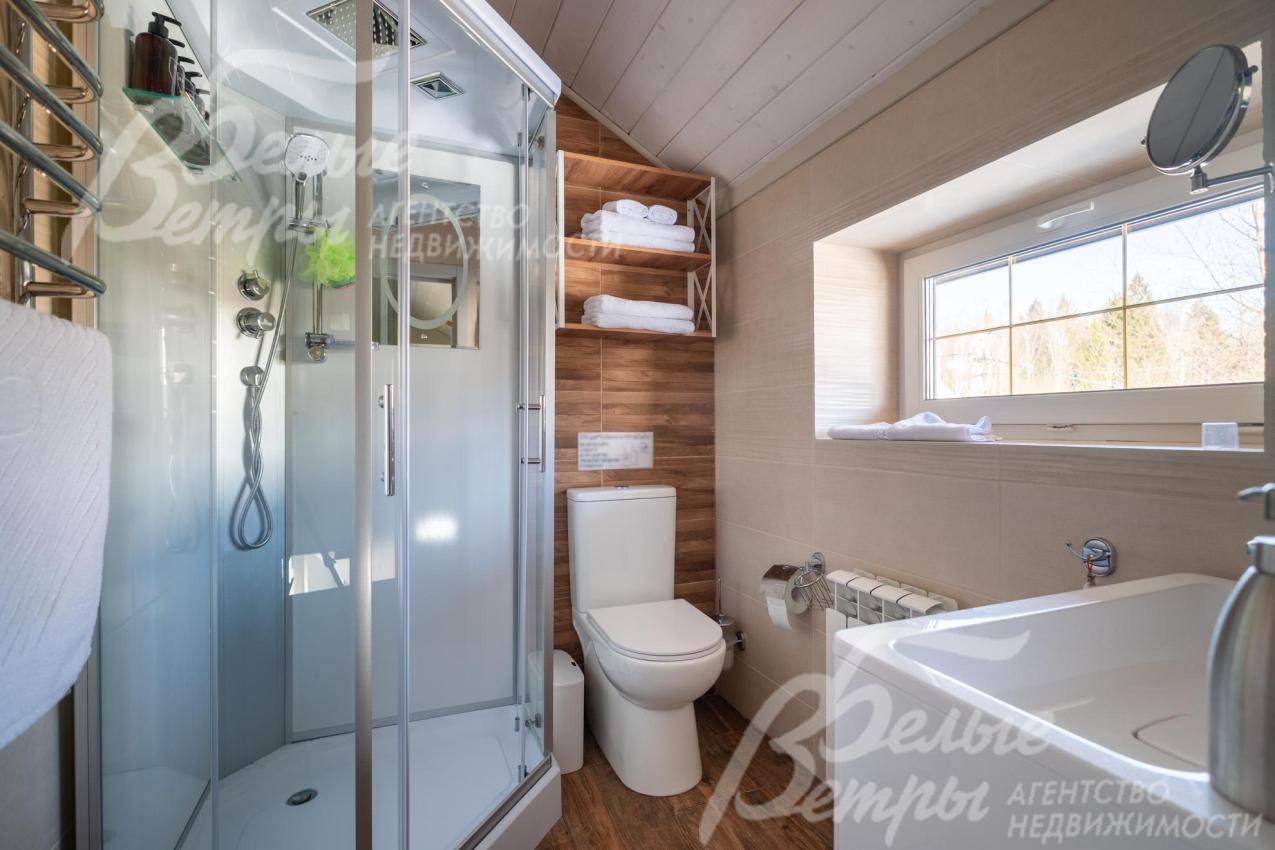 Санузел на втором этаже гостевого дома - с душевой и окном