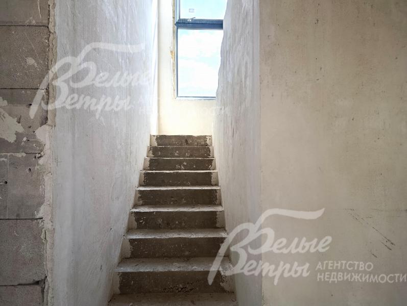 Подготовлена железобетонная лестница, ведущая на второй и мансардный этажи