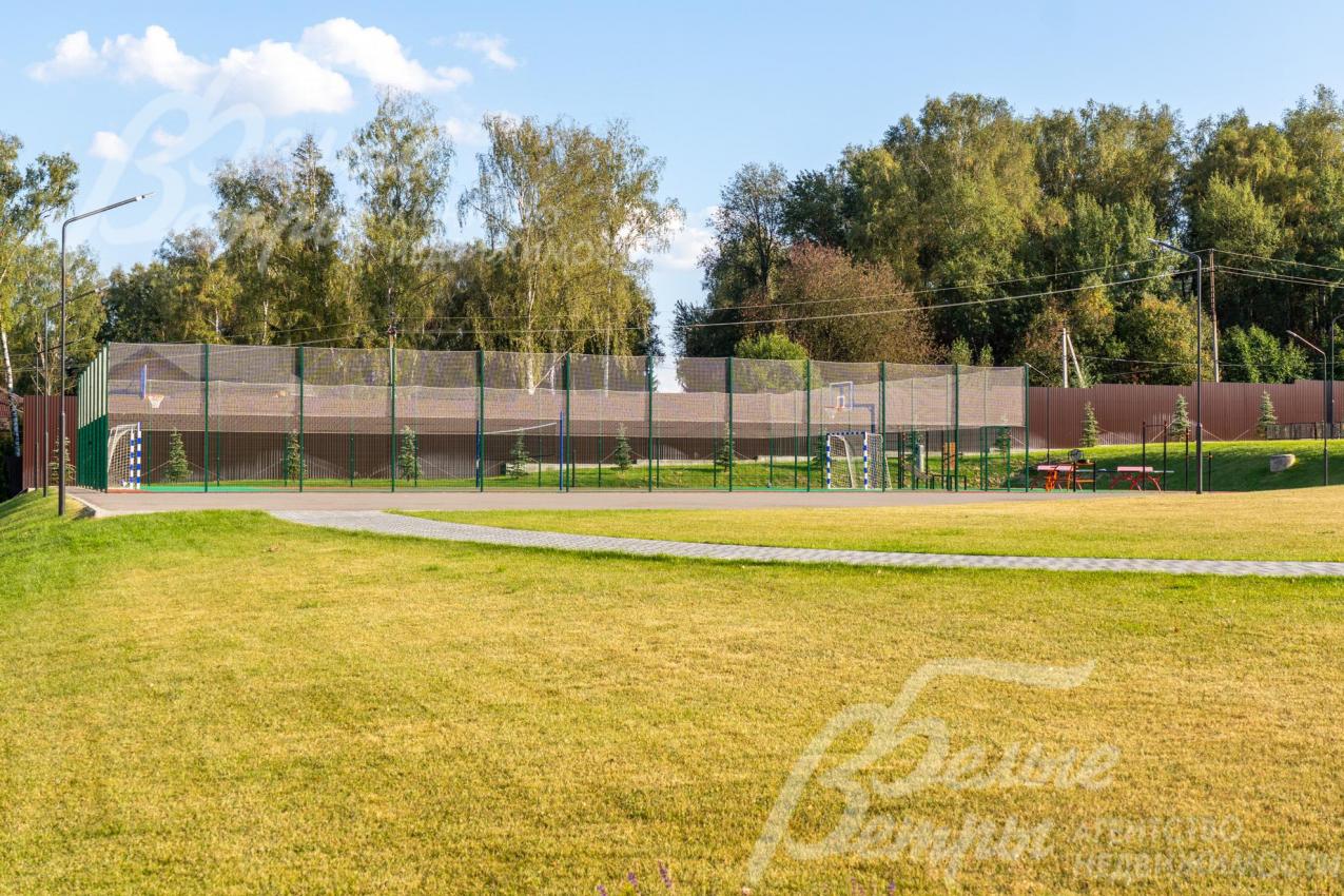 Рядом с участком - спортивная и детская площадки