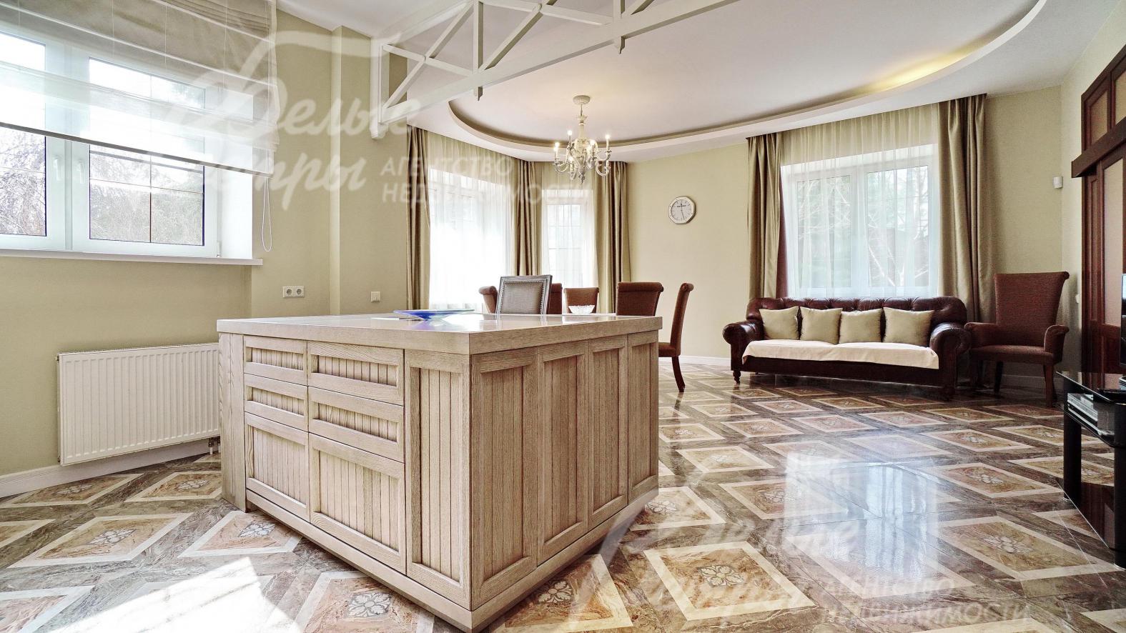 Кухня с островом (Италия), фасады массив состаренного дерева ценных пород, столешница - искусственный камень с монолитной мойкой