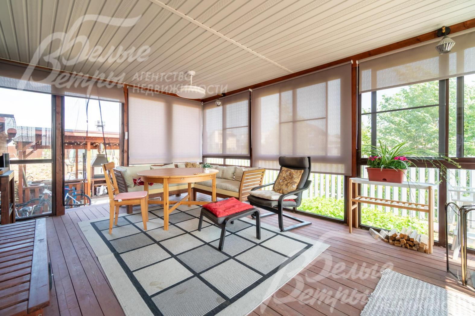 На первом этаже - утепленная крытая терраса с панорамным остеклением