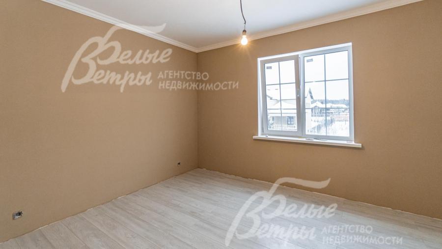 Стены окрашены, на полу ламинат 