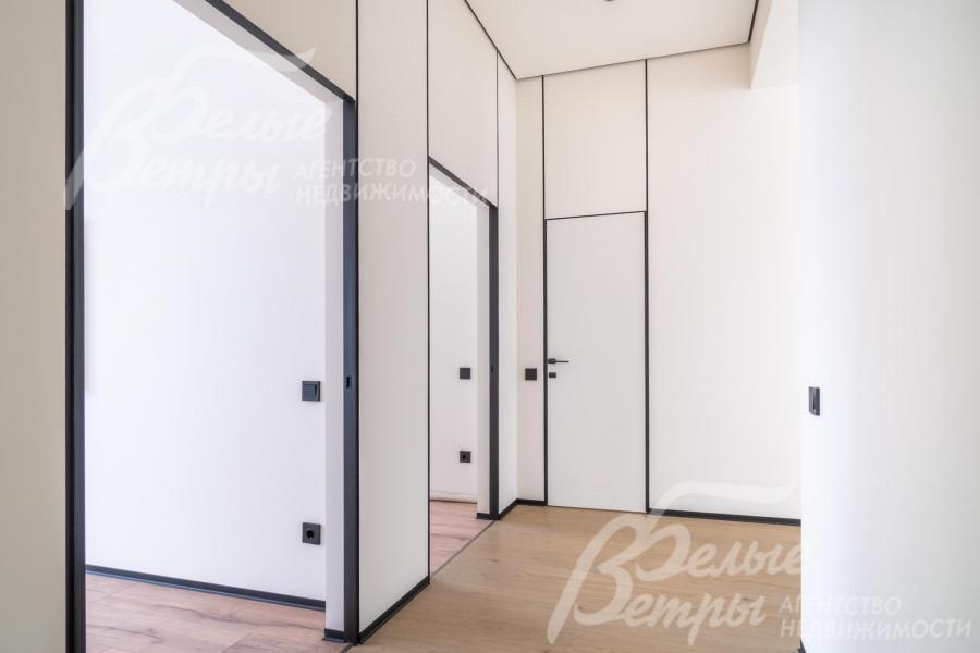 Коридор со входом в объединённую кухню-гостиную-столовую через портал