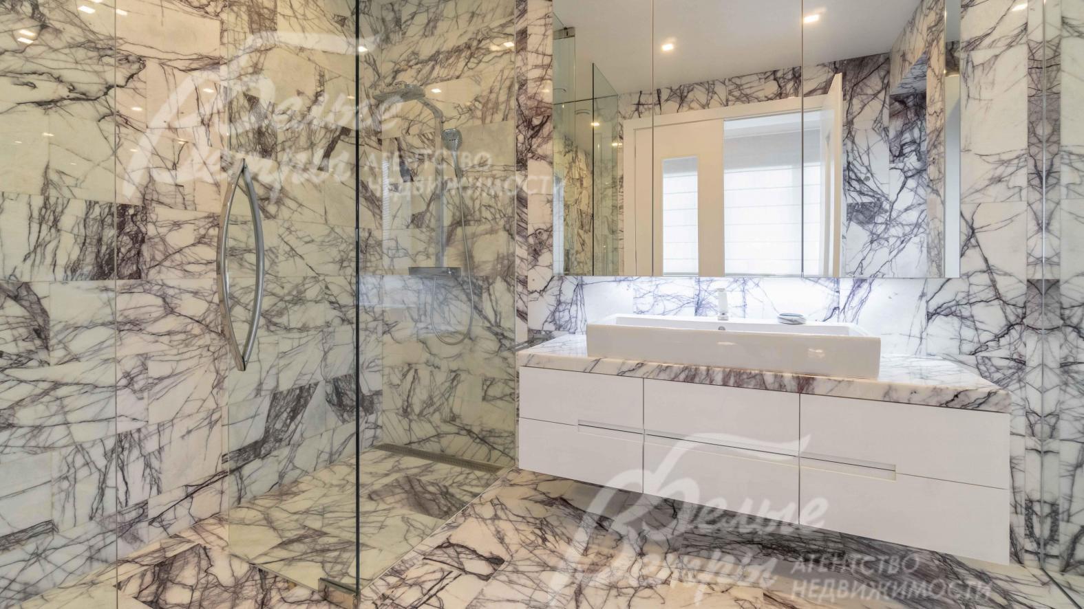 Ванная комната мастер-спальни 10 кв.м, от пола до потолка отделана мрамором Milas Lilac