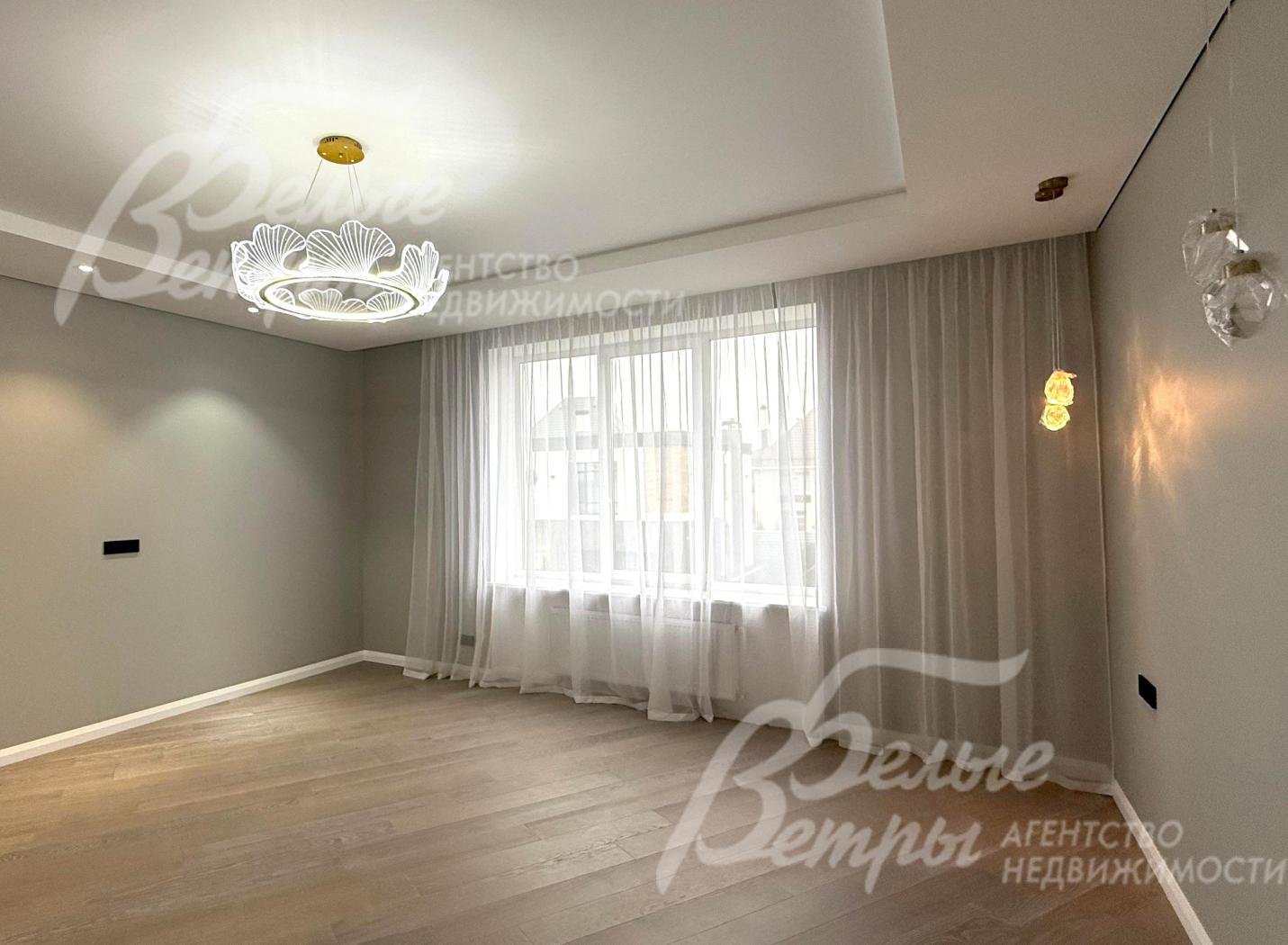 Одна из спален на втором этаже: стены покрашены краской DERUFA, установлена электрика чёрного цвета