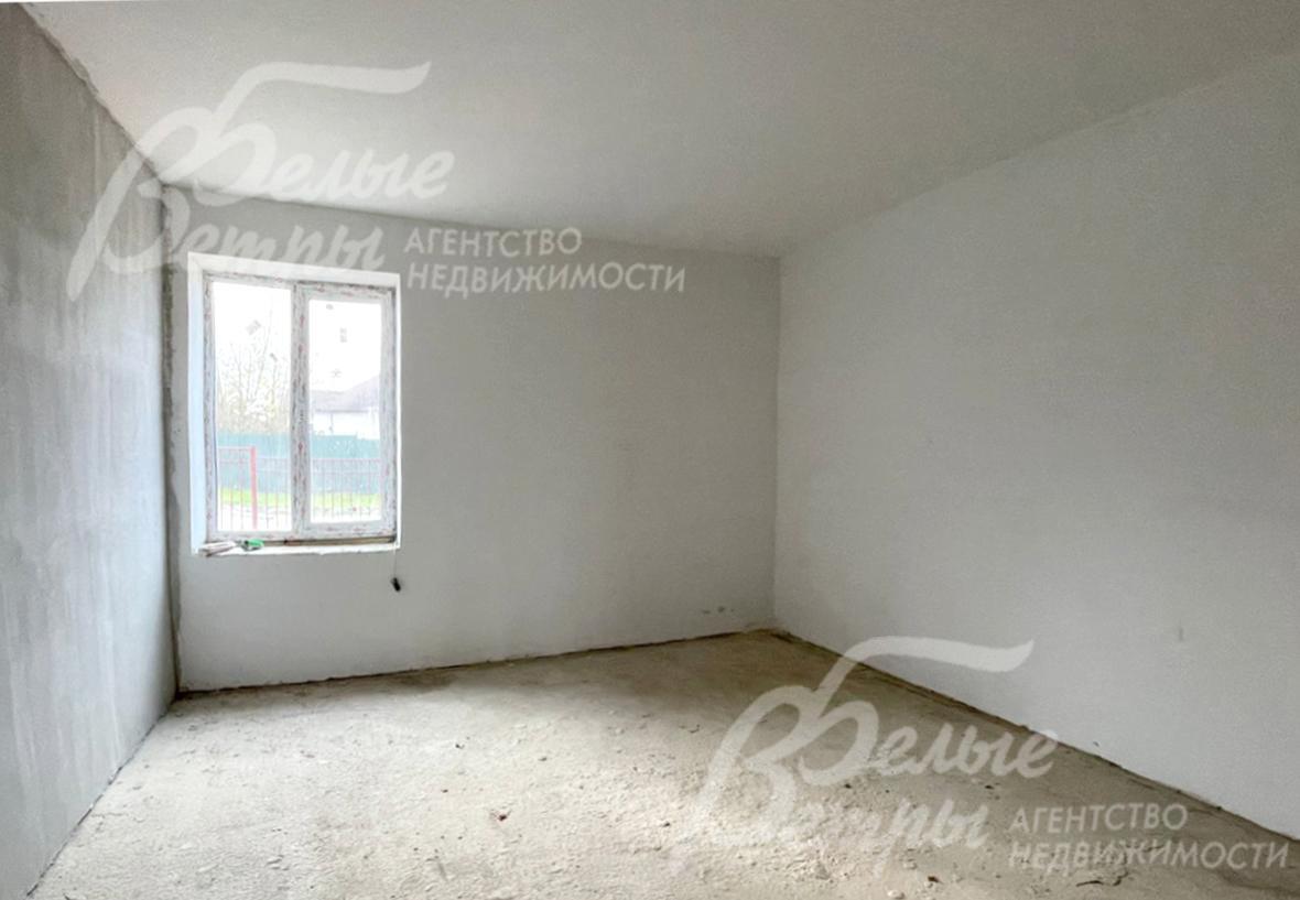 В каждой секции – четыре просторные спальни (одна – на 1-м этаже), 2 кабинета (один – на первом этаже)