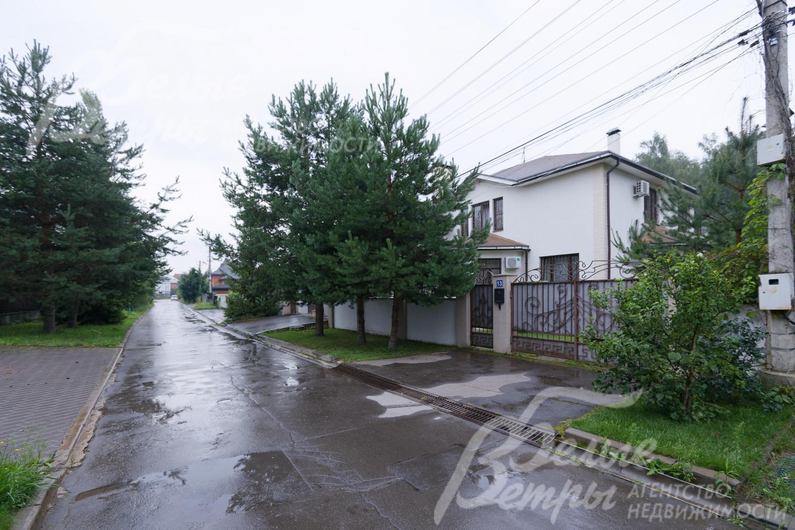 Участок расположен у леса по границе коттеджного посёлка