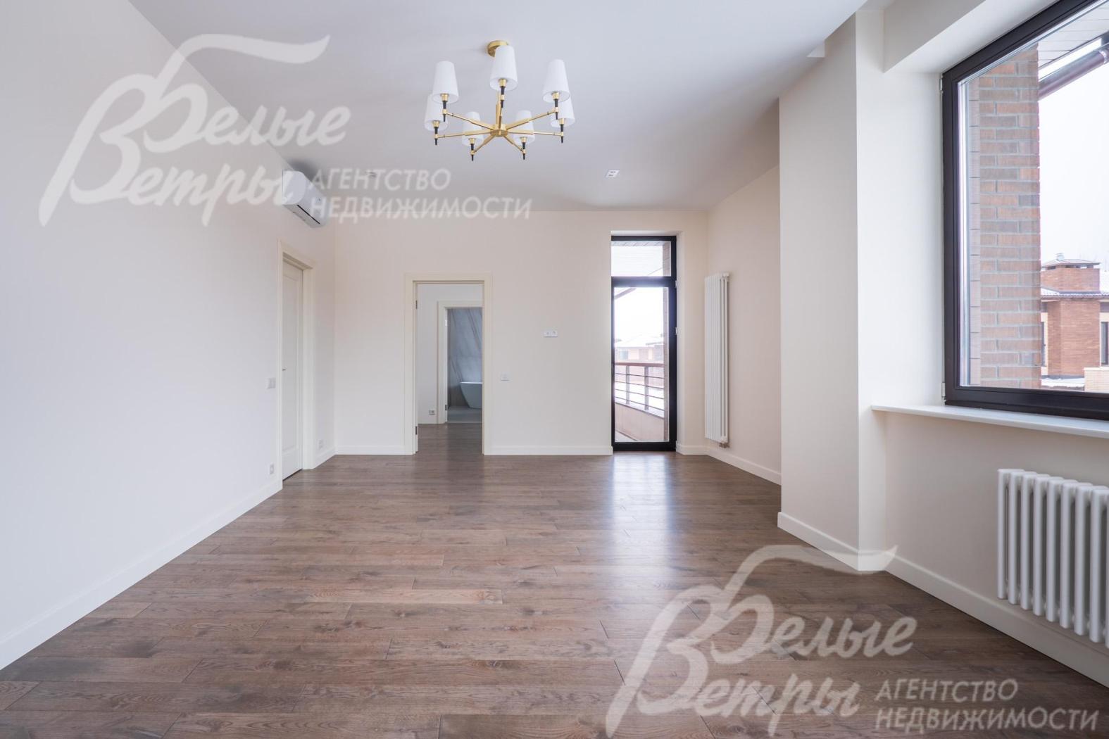 Мастер-спальня с выходом на балкон