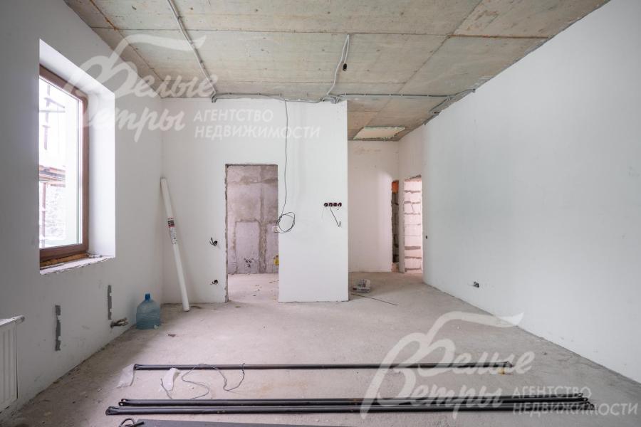 Дверные проёмы заложены высотой 2,2 м, что визуально увеличивает объём внутренних помещений