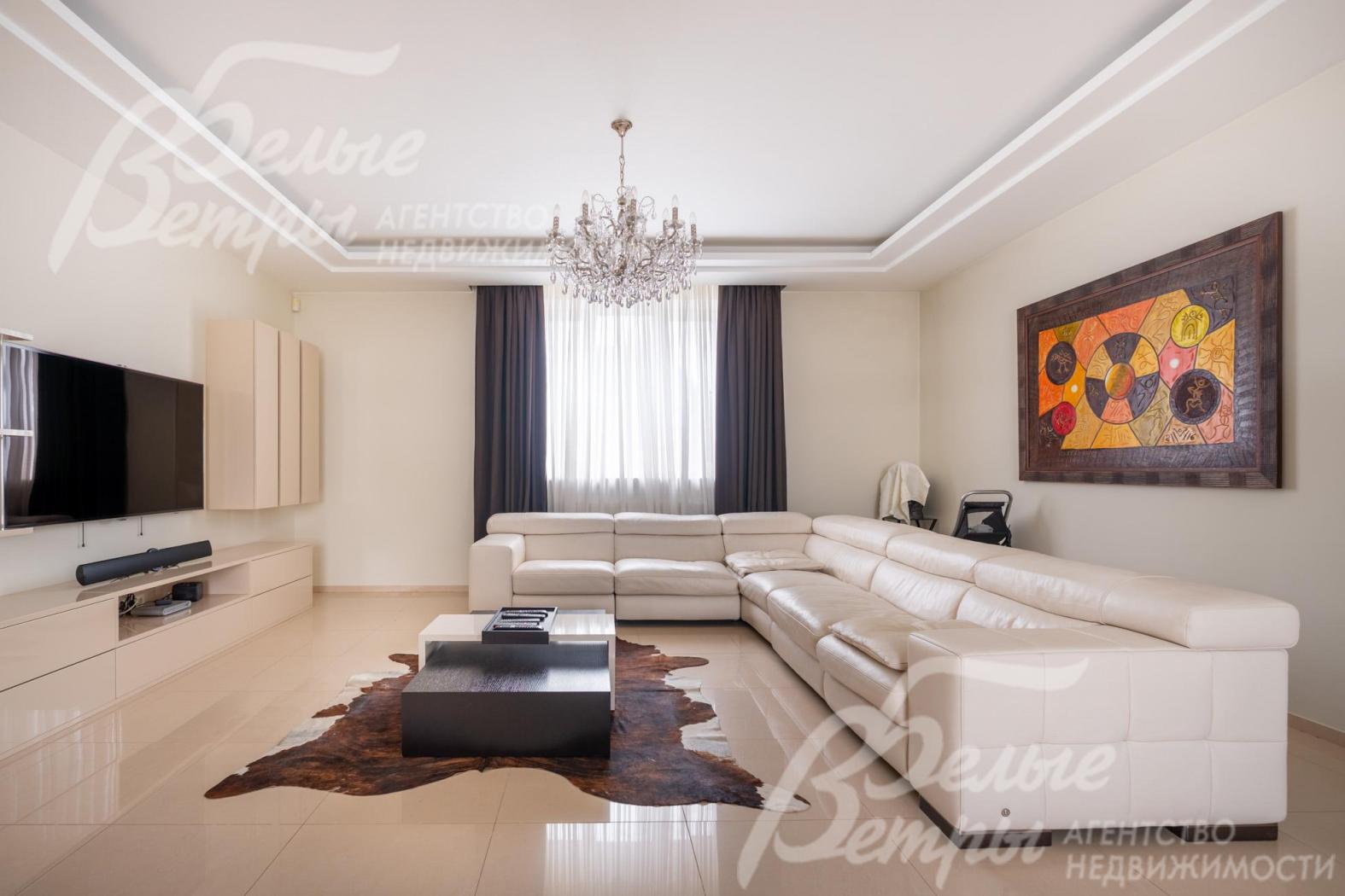 Интерьер дома украшают итальянские люстра и картины с африканской тематикой