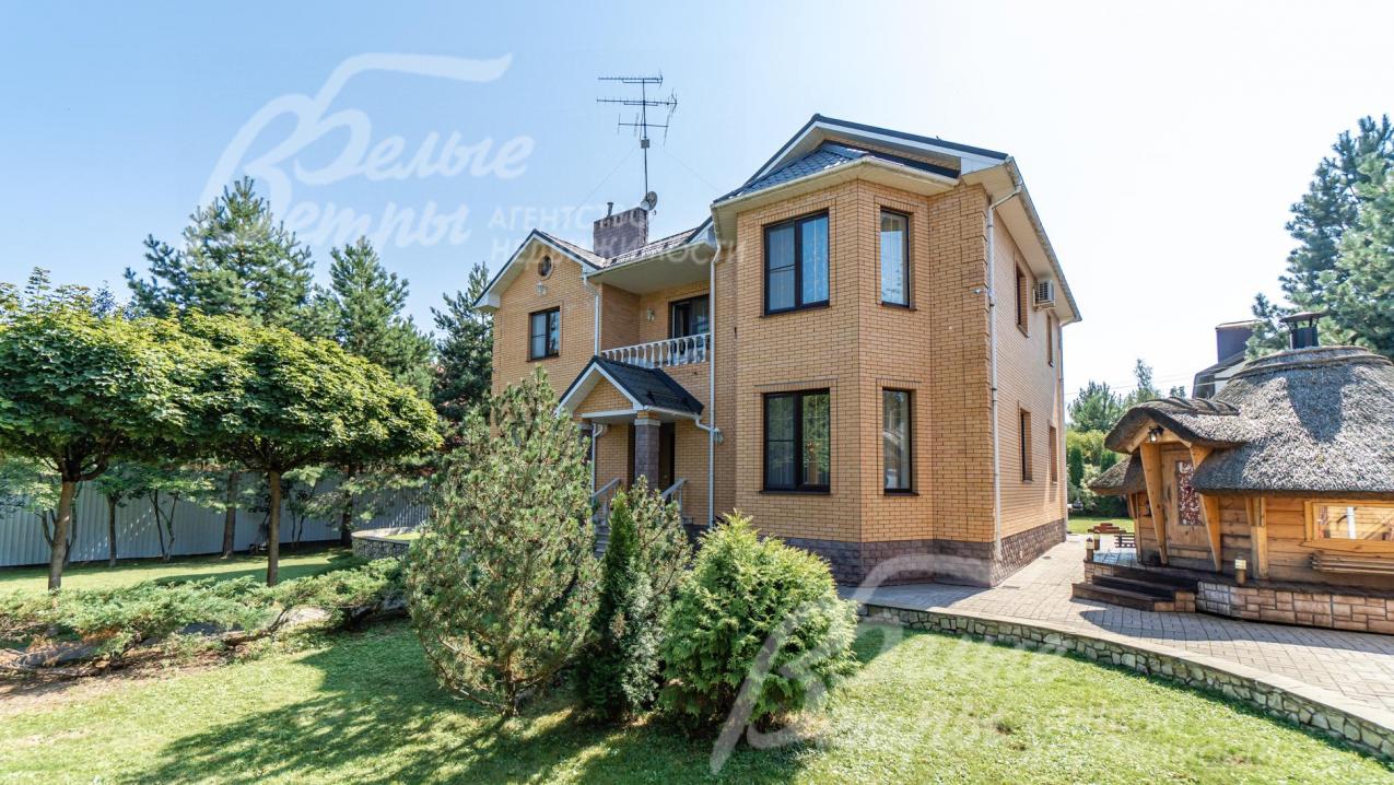 Фасад покрыт облицовочным кирпичом, цоколь искусственным камнем