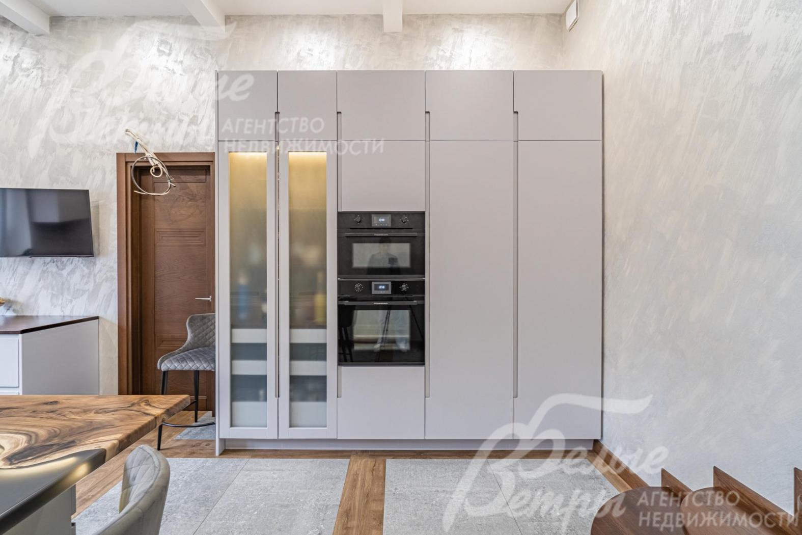 Итальянская кухня с антивандальными фасадами из МДФ и столешницей из массива дерева