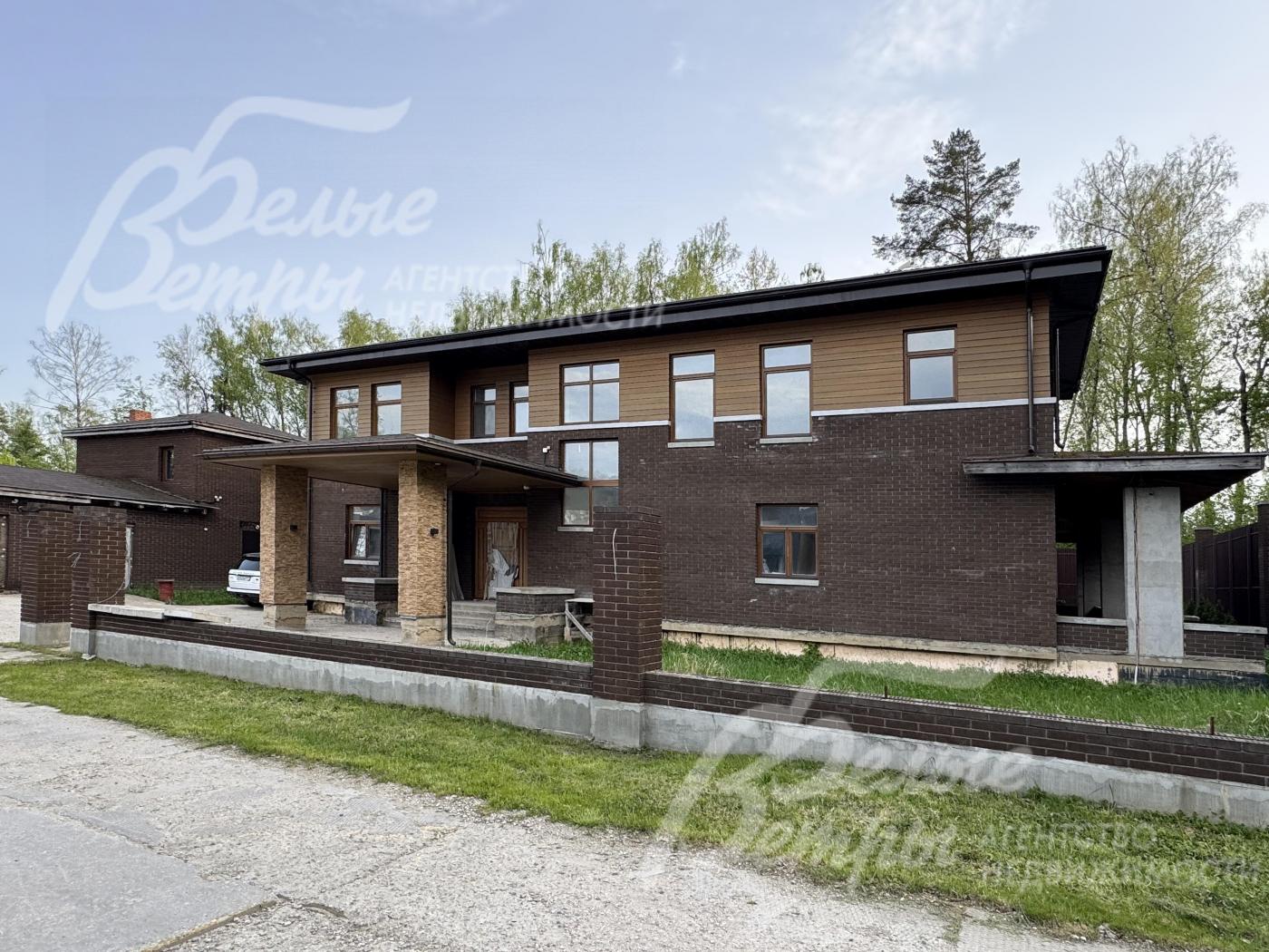 На участке 15 соток также гараж с квартирой персонала.