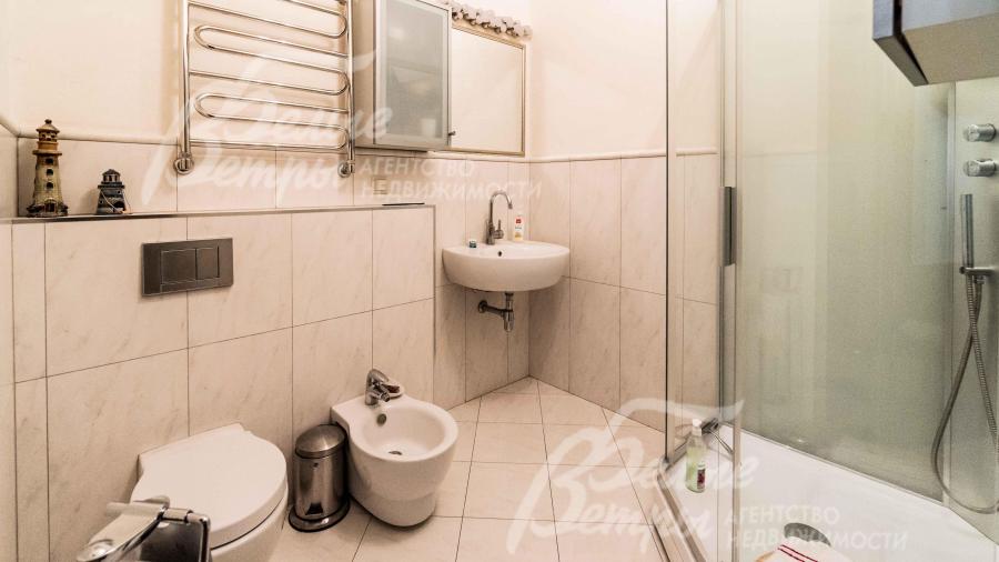 Санузел с душем на первом этаже