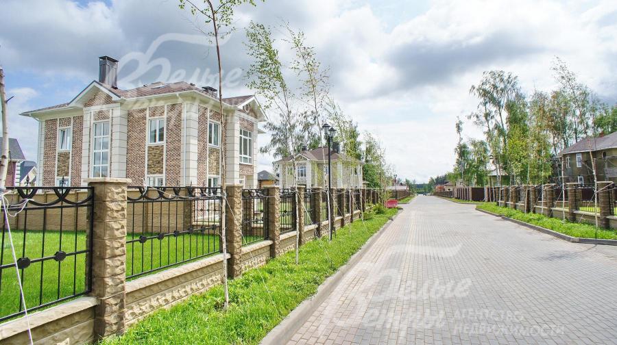 Дома в едином архитектурном стиле в поселке Гайд Парк