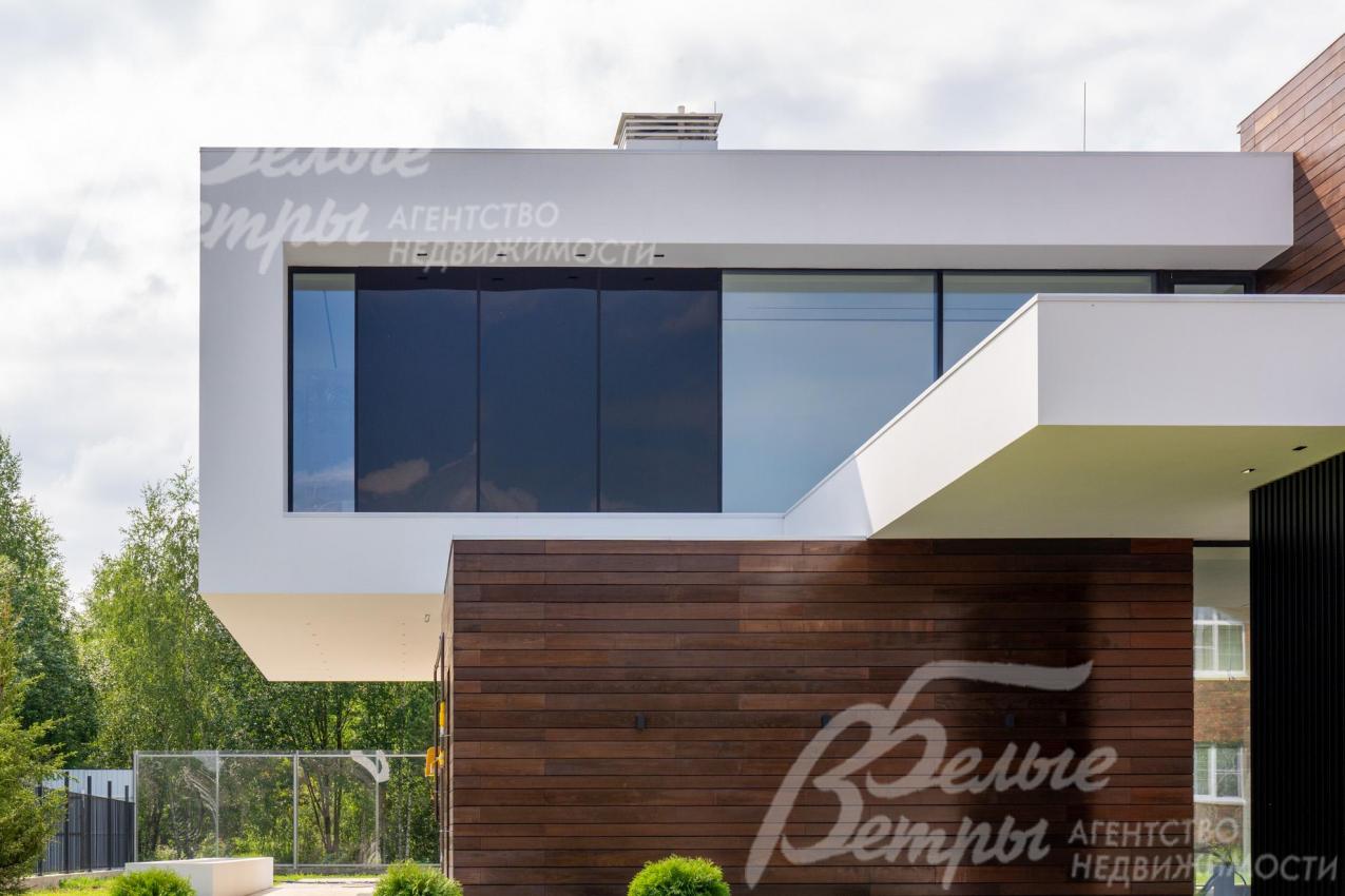 Внешняя отделка стен дома комбинированная: термоясень, штукатурка, алюминиевые панели