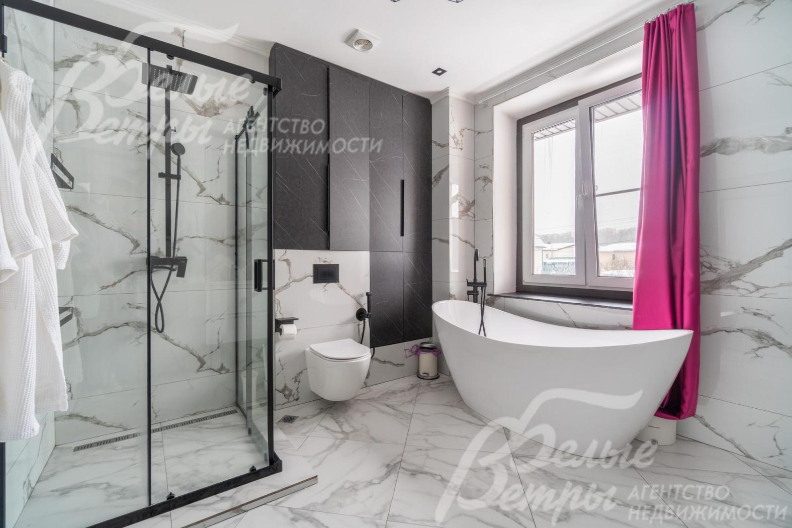 Санузел на втором этаже - с ванной у окна и оборудованной душевой