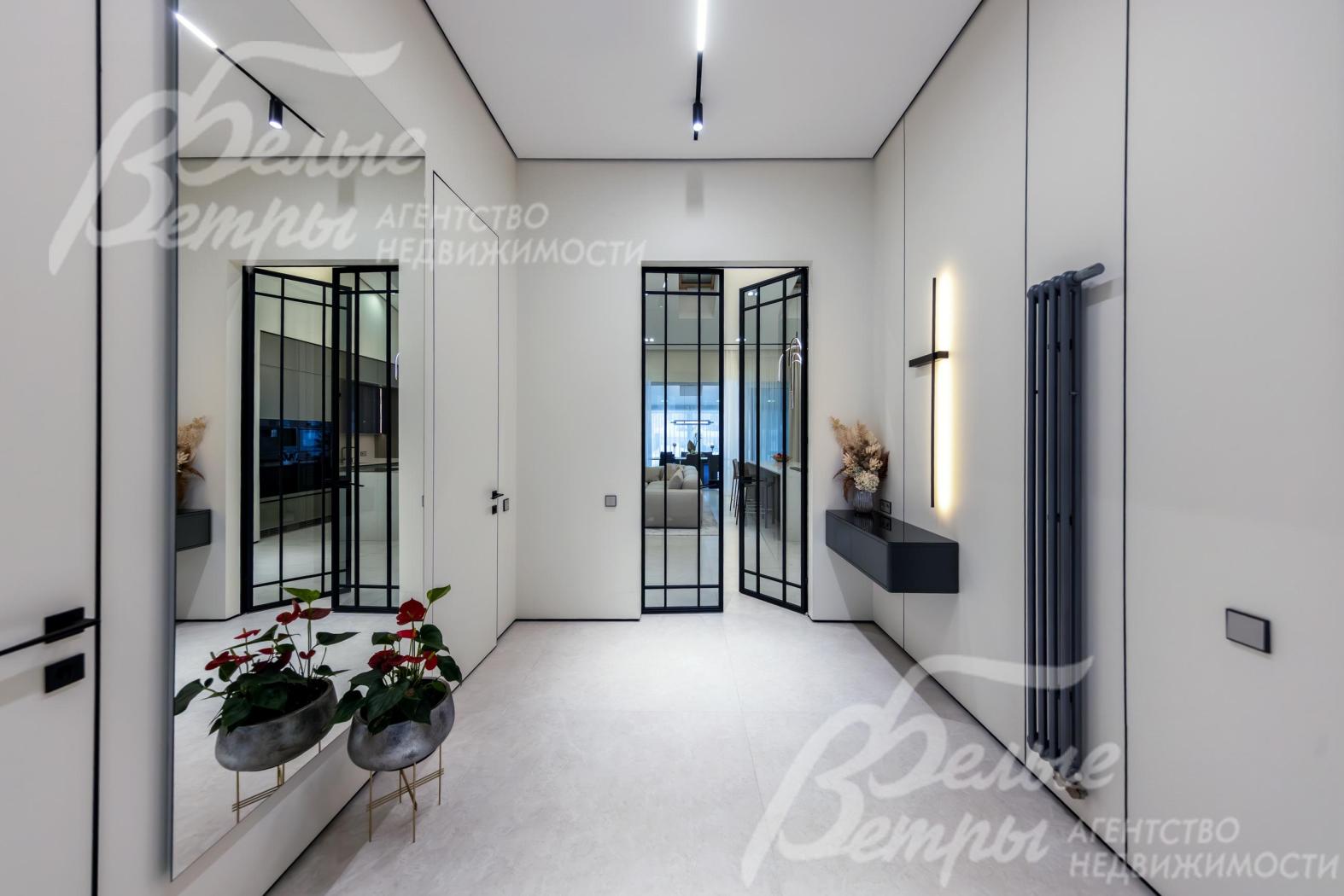 Холл-прихожая в светлых тонах