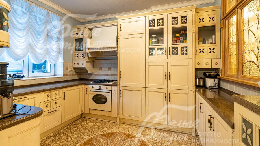 Установлена итальянская кухня с фасадом из дерева и столешницей из искусственного камня