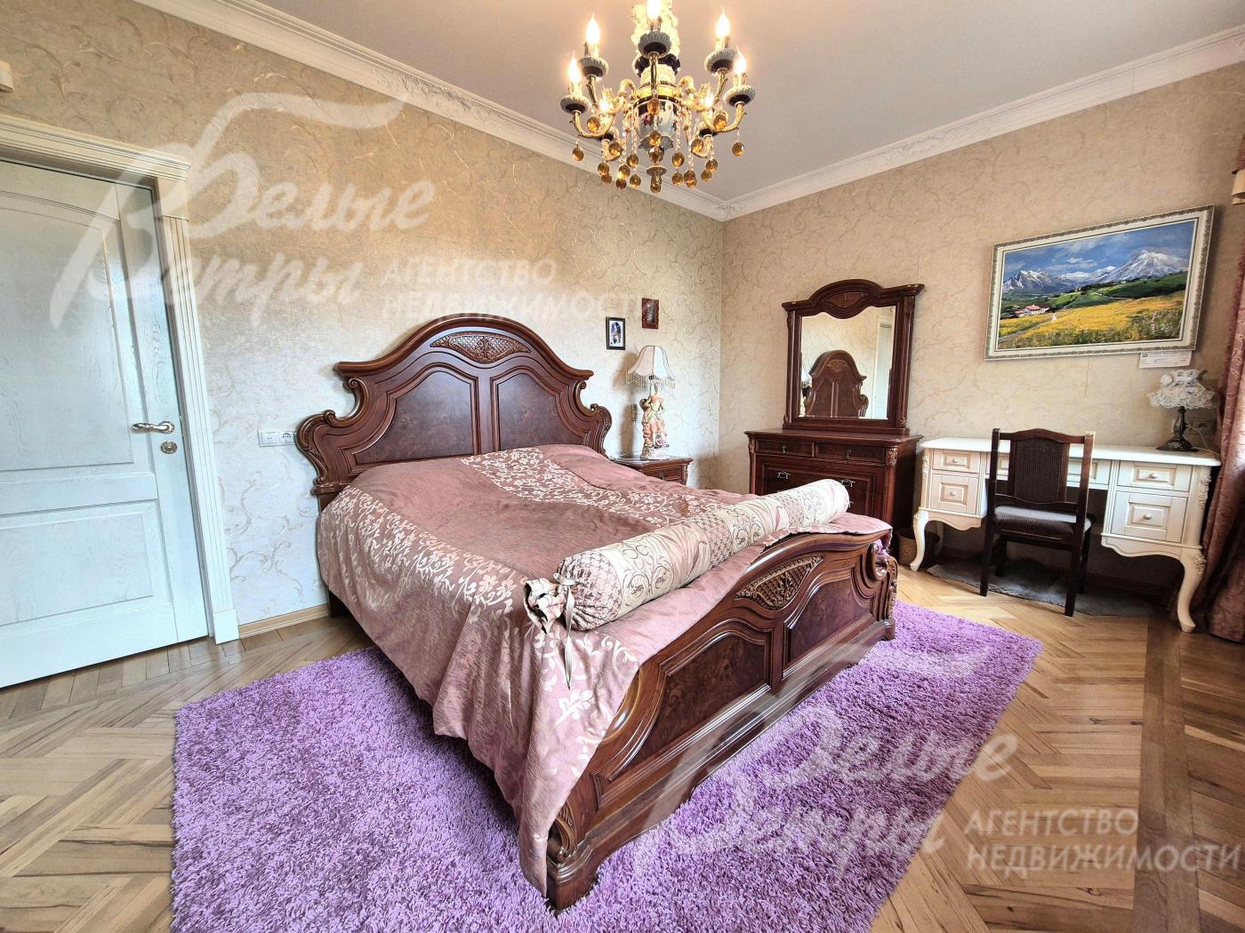 Мастер-спальня на 2-ом этаже.