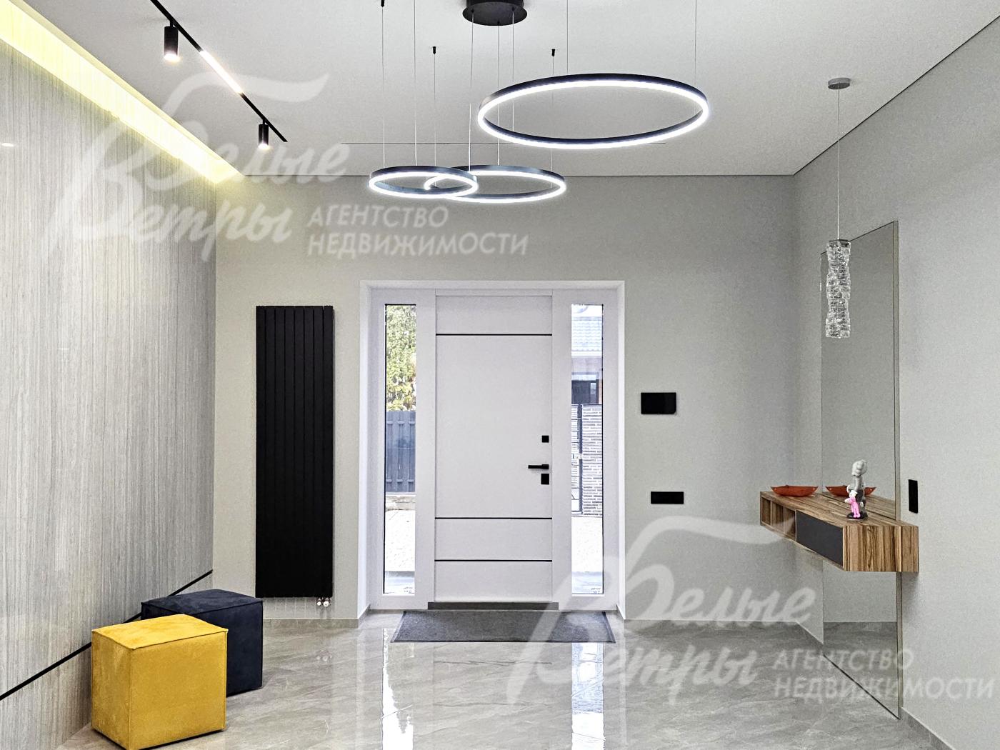 Входная группа - с дверным проёмом шириной 2 м и высотой 2,6 м, стеклянными вставками и с замком cisa с электроприводом