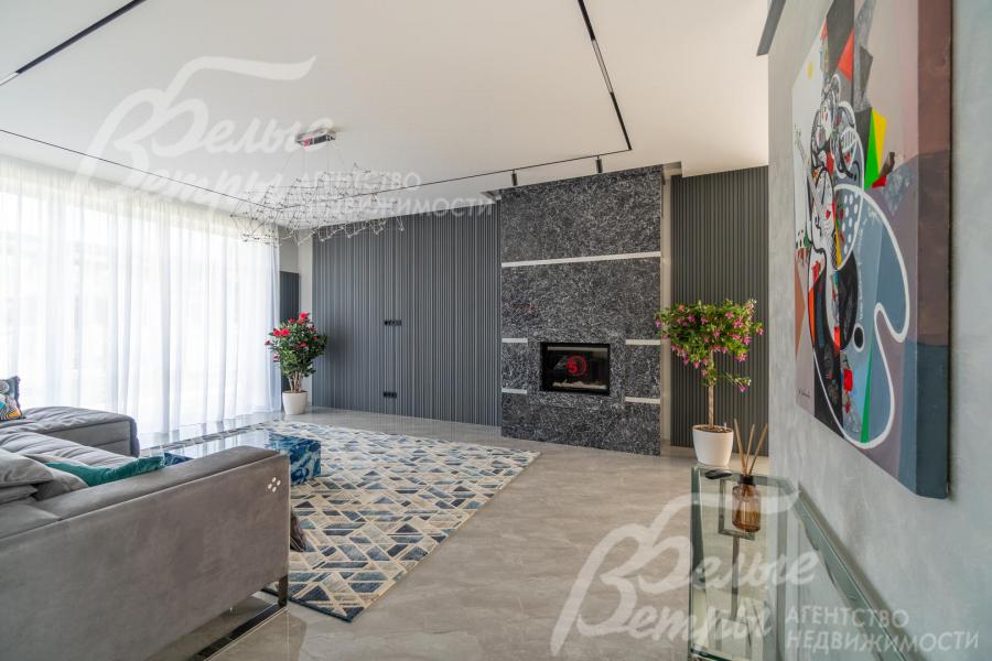 Портал камина от пола до потолка отделан натуральным черным мрамором. 