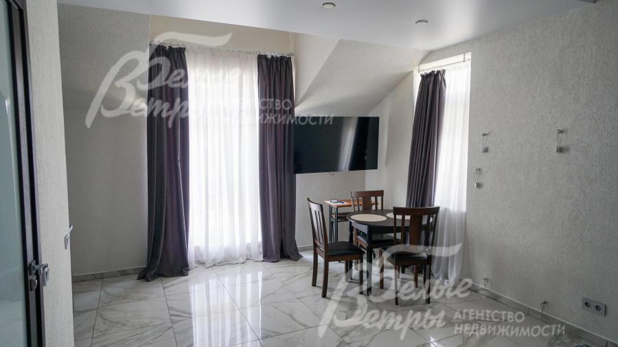 Одна из студий в доме с обеденной группой на 3 персоны и телевизором