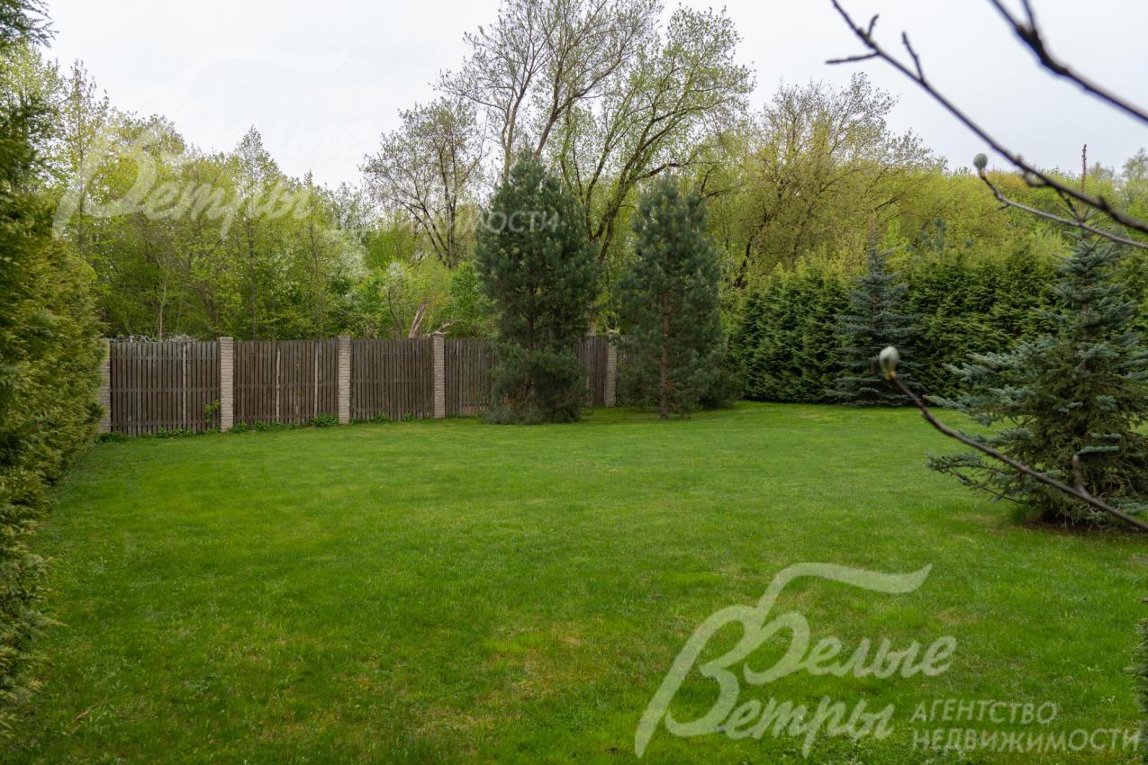 Участок облагорожен: высажен ровный газон, более 100 туй и хвойников высотой вдоль забора, участок огорожен, на нём - достаточно места для дополнительных строений