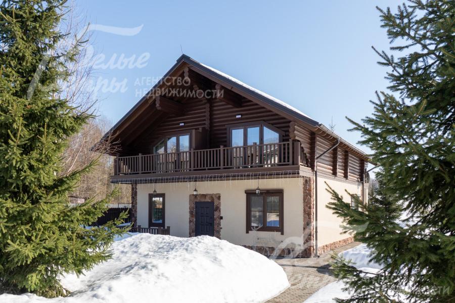 Комплекс меблированных домов 2025 года постройки с привлекательной архитектурой в едином стиле шале