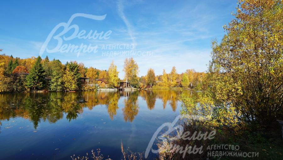 Живописное озеро на территории коттеджного поселка