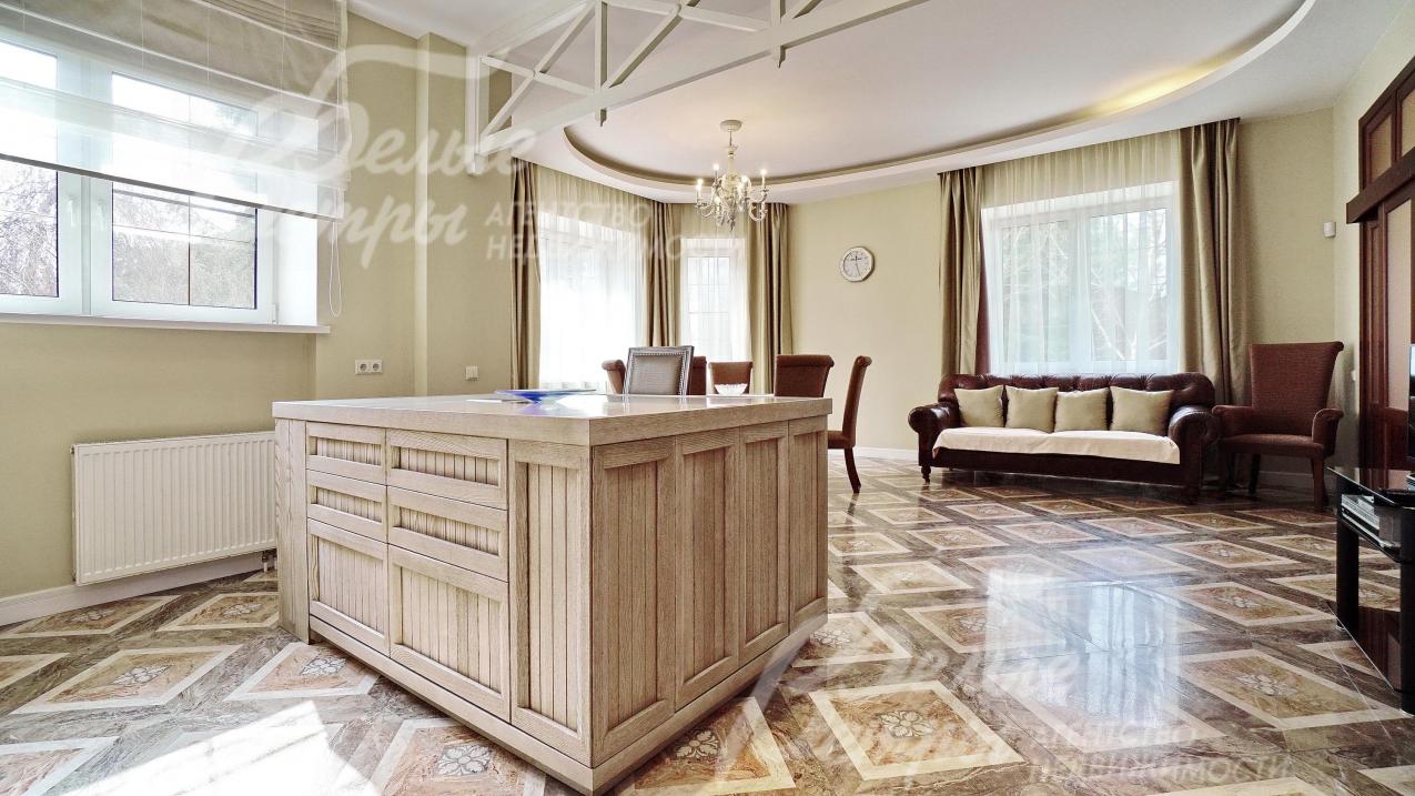 Кухня с островом (Италия), фасады массив состаренного дерева ценных пород, столешница - искусственный камень с монолитной мойкой