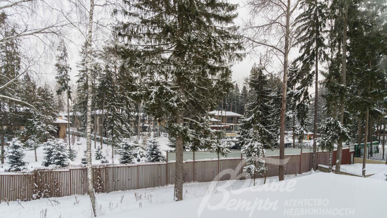 Участок огорожен забором