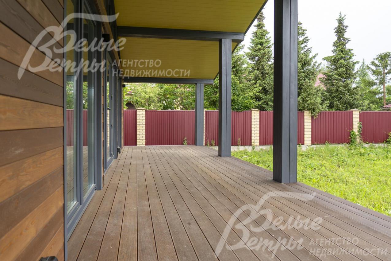 На полу - террасная доска из лиственницы