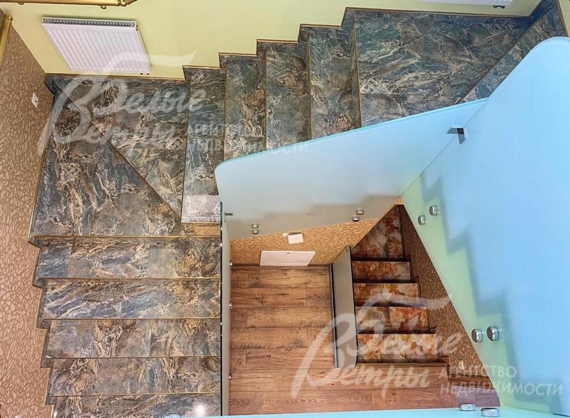 Ж/б лестничный марш облицован плиткой