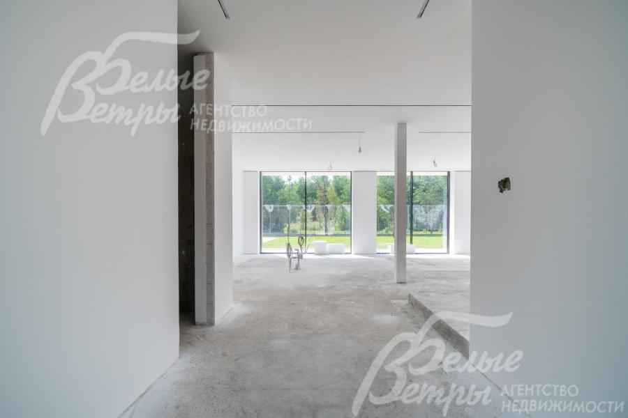 Выход из холла в гостиную. Стены возведены, оштукатурены и прошпаклеваны