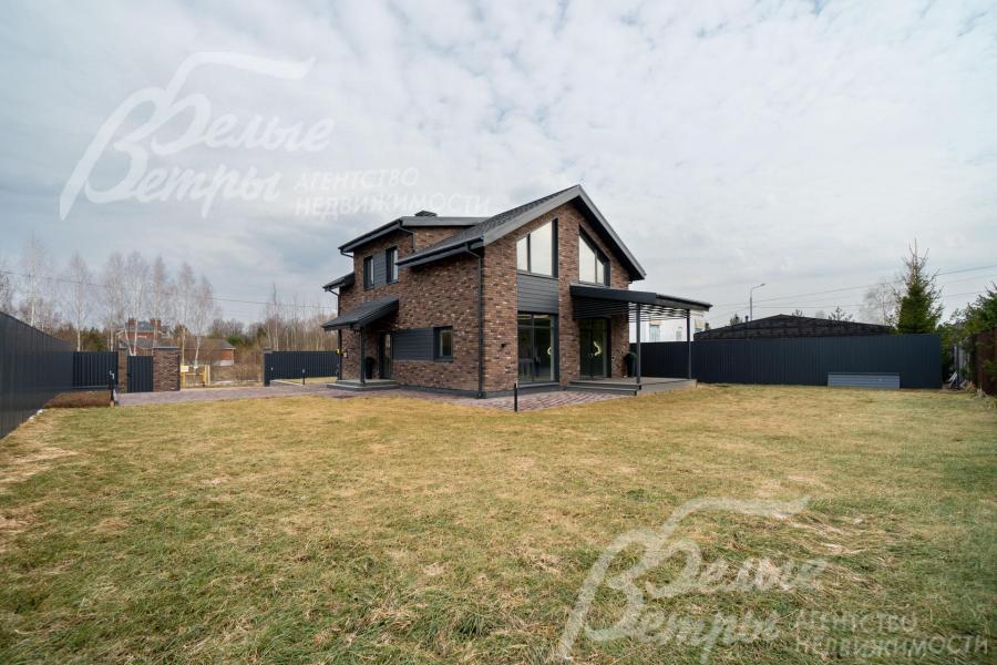 Забор, кровля, водосточная система, окна выполнены в единой цветовой гамме (цвет антрацит Ral 7024). На участке остается много места для дополнительных строений