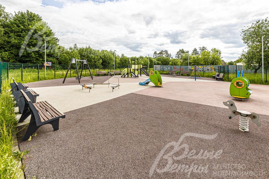 Детская площадка в поселке.