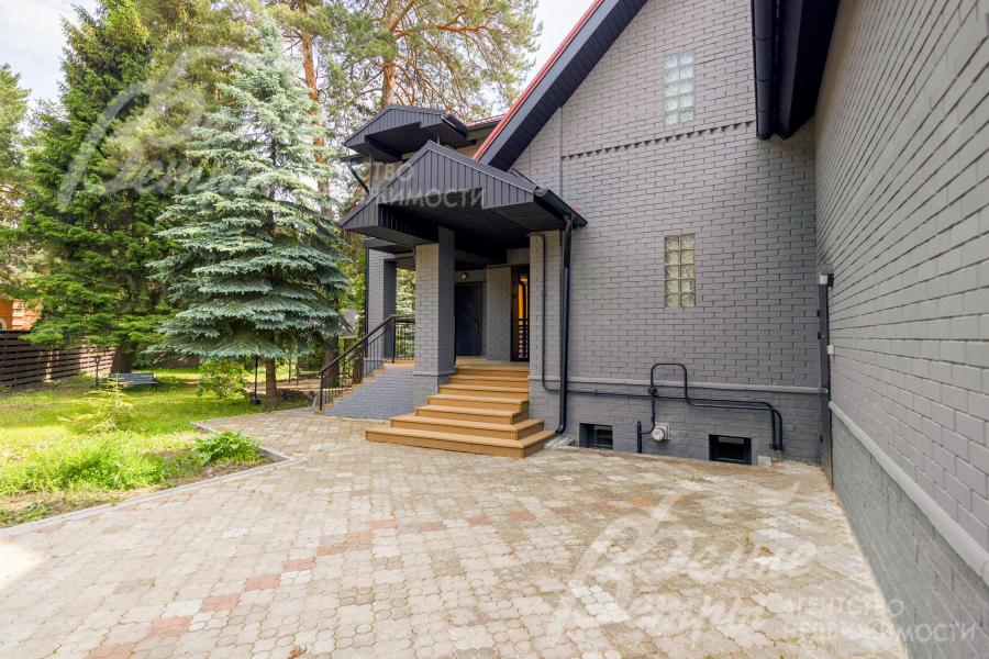 Участок расположен в престижной локации коттеджного посёлка в тихом живописном месте у леса