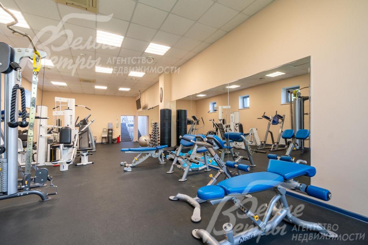 Полностью оборудованный тренажерный зал