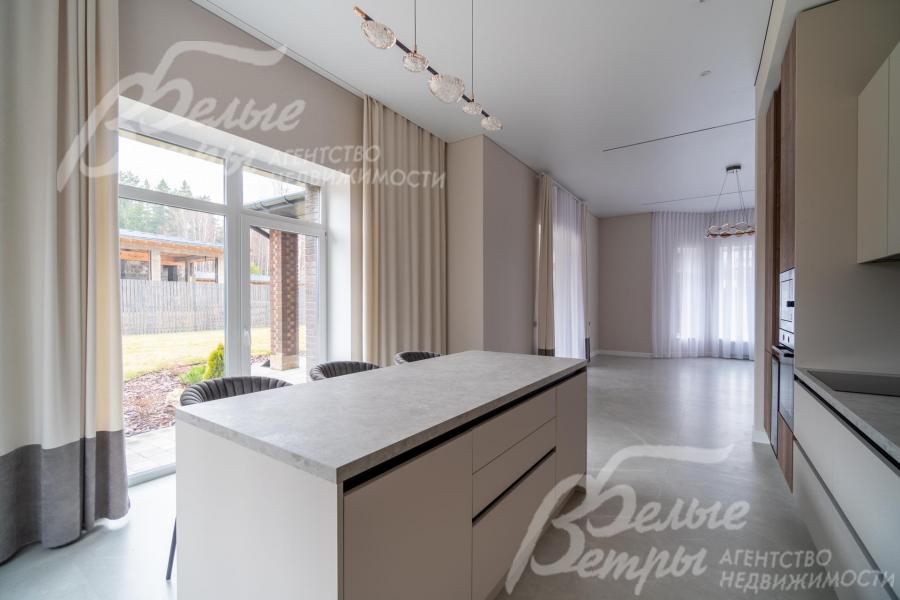 Оптимальное функциональное решение – кухонный остров с интегрированной обеденной зоной на 3 персоны