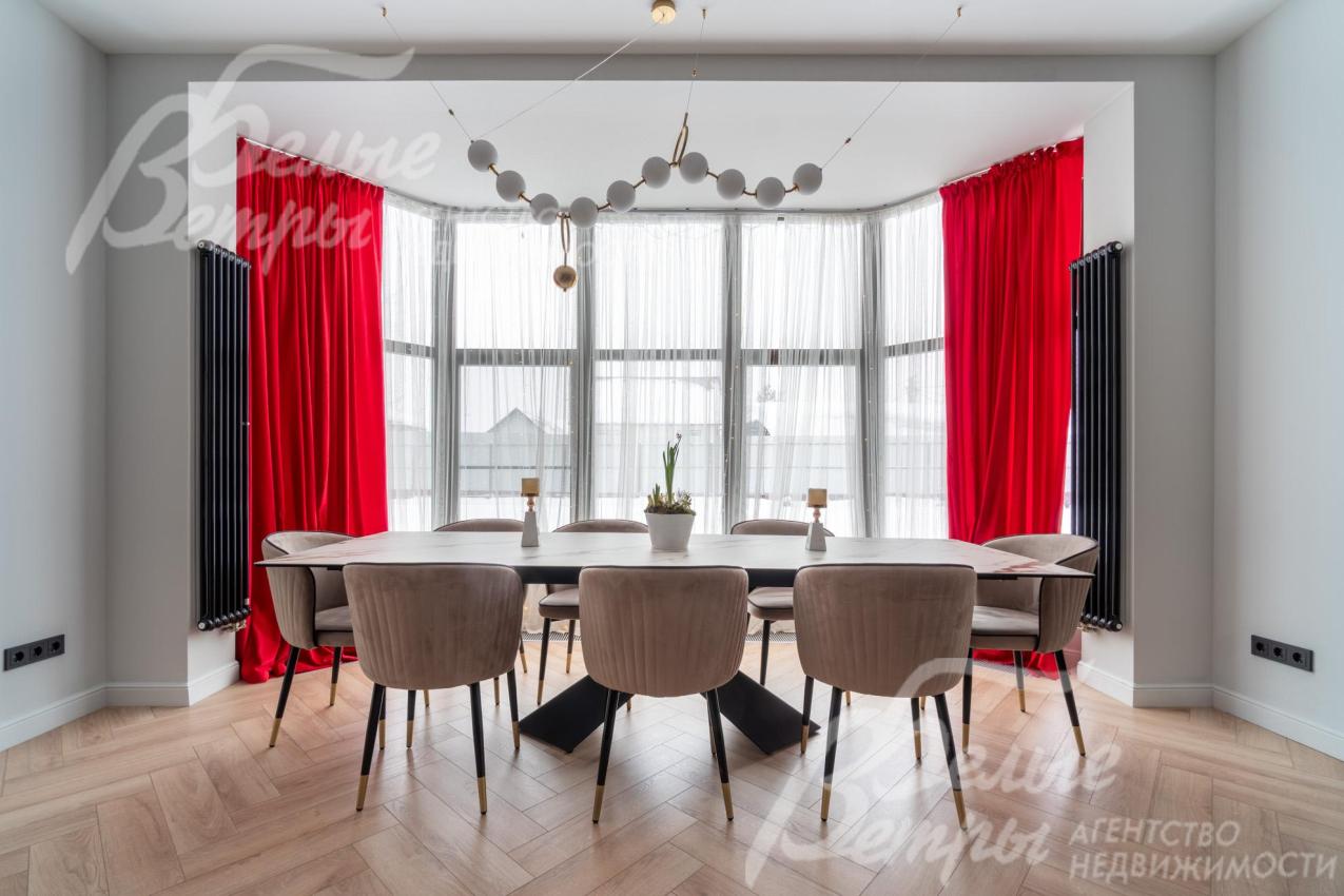 Также в гостиной - обеденная группа на 10-12 персон: элегантный стол с керамической столешницей и дизайнерскими велюровыми стульями