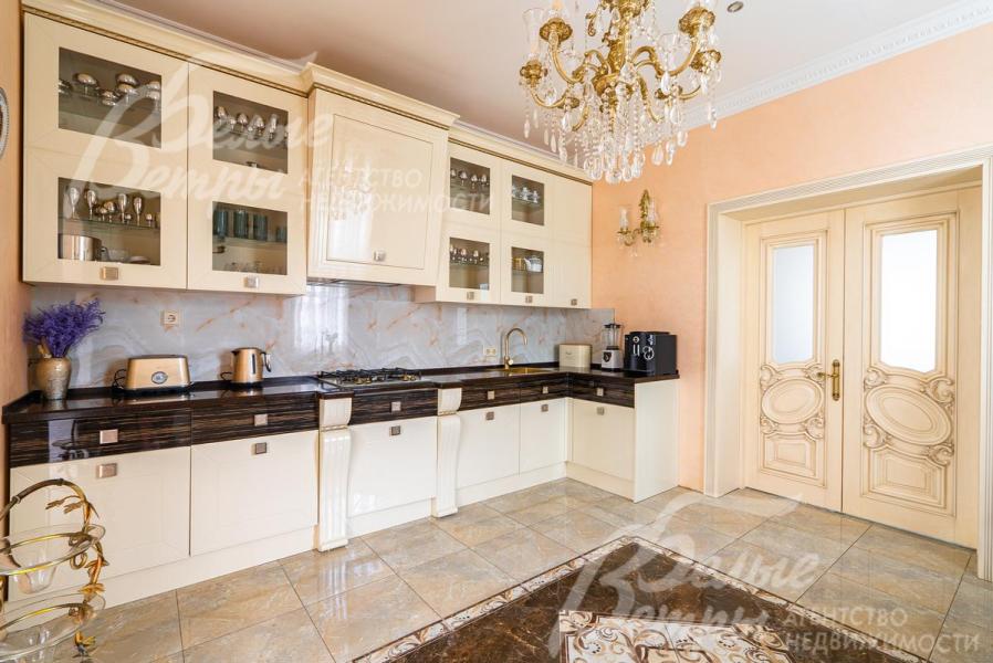 Кухня - столовая полностью укомплектована встроенной техникой Eletrolux в ретро стиле