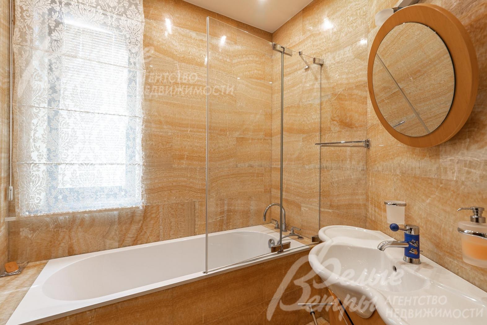 Санузел с ванной при детской спальне