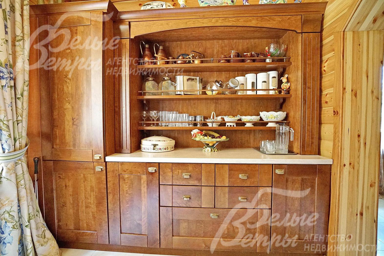 Фасады кухонной мебели из массива ореха. Столешница - искусственный камень